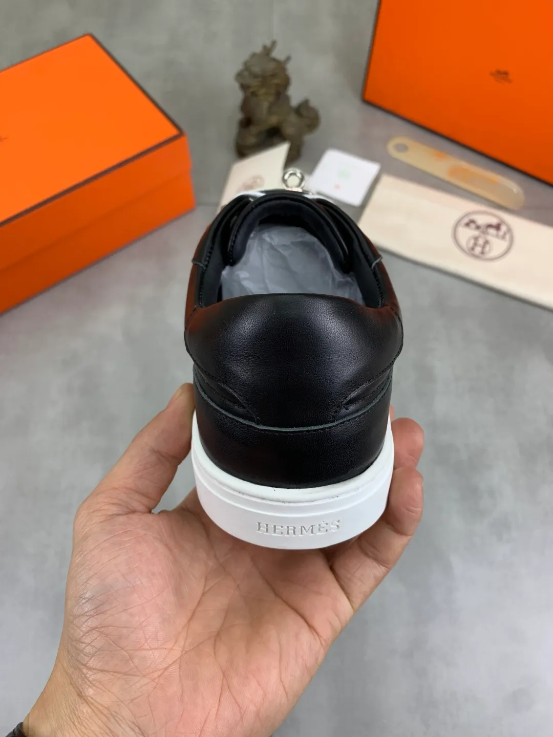 Men's men's shoes 💰P640 New Hermes top version Hermès classic couple style #𝐊𝐞𝐥𝐥𝐲 buckle casual white shoes skateboard shoes that will not conflict with shoes at all. Full of unknowns, Hermès rarely produces flat casual shoes and they are paired with classic palladium-plated Kelly shoe buckles! You'll fall in love with it at first sight. It's super versatile and can be worn with any skirt or pants. 🉑️Close your eyes and wear it. It's super noble. Fabric: Specific cowhide/canvas material. Lining: Sheepskin lining. Outsole: Original molded TPU outsole. Size: 35-45.